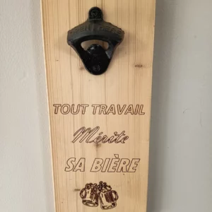 Décapsuleur mural - Tout travail mérite sa bière